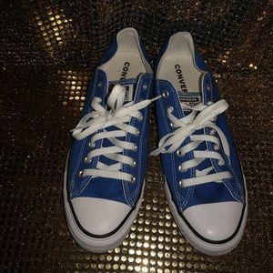 Chuck Taylors low top men size 9